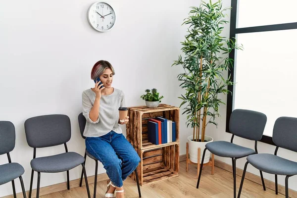 Beyaz Kız Gülümsüyor Akıllı Telefonla Konuşuyor Bekleme Odasında Kahve Içiyor — Stok fotoğraf