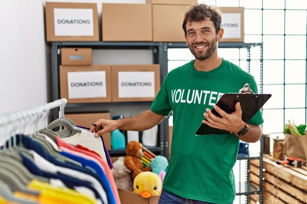 Mladý Hispánský Dobrovolník Muž Usměvavý Šťastný Pracující Charitativním Centru — Stock fotografie