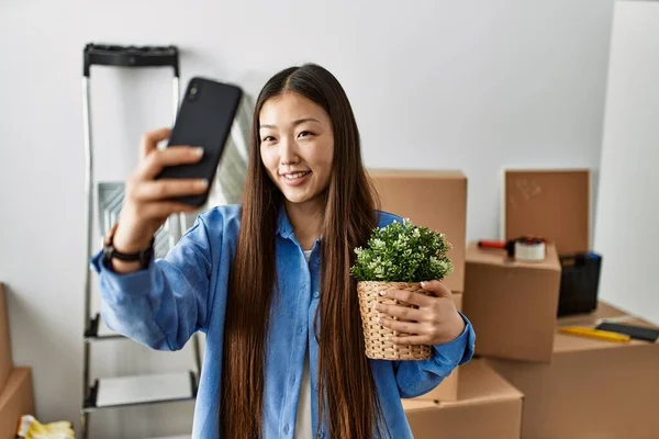 Menina Chinesa Jovem Sorrindo Feliz Fazendo Selfie Pelo Smartphone Nova — Fotografia de Stock