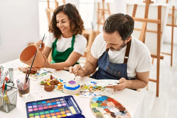 Dois Estudantes Meia Idade Sorrindo Pintura Feliz Escultura Argila Escola — Fotografia de Stock