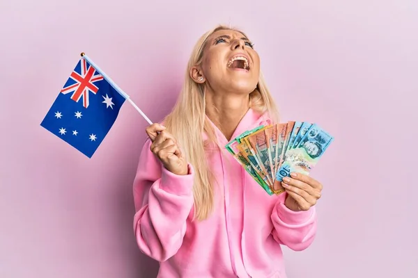 Νεαρή Ξανθιά Γυναίκα Αυστραλιανή Σημαία Και Δολάρια Θυμωμένη Και Τρελή — Φωτογραφία Αρχείου