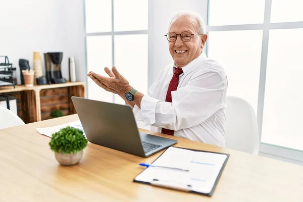 Homem Sênior Trabalhando Escritório Usando Laptop Computador Apontando Para Lado — Fotografia de Stock