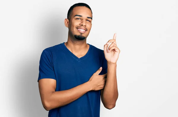 Ung Afrikansk Amerikan Man Bär Casual Skjorta Med Ett Stort — Stockfoto