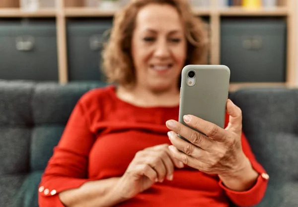 Běloška Středního Věku Žena Pomocí Smartphone Sedí Pohovce Doma — Stock fotografie