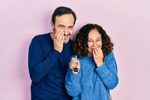 Casal Meia Idade Mulher Hispânica Homem Segurando Chaves Nova Casa — Fotografia de Stock