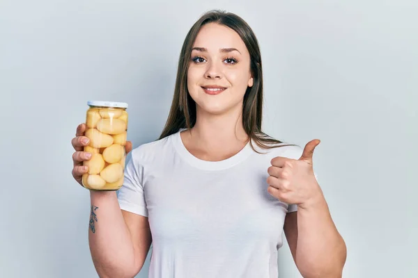 Menina Hispânica Jovem Segurando Garrafa Com Batatas Cozidas Sorrindo Feliz — Fotografia de Stock