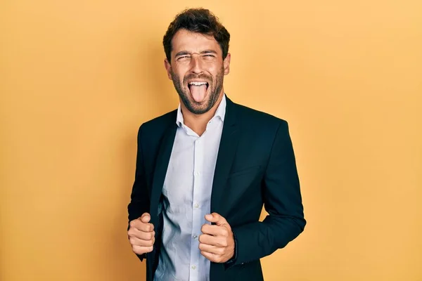 Schöner Mann Mit Bart Businessanzug Mit Herausgestreckter Zunge Und Lustigem — Stockfoto