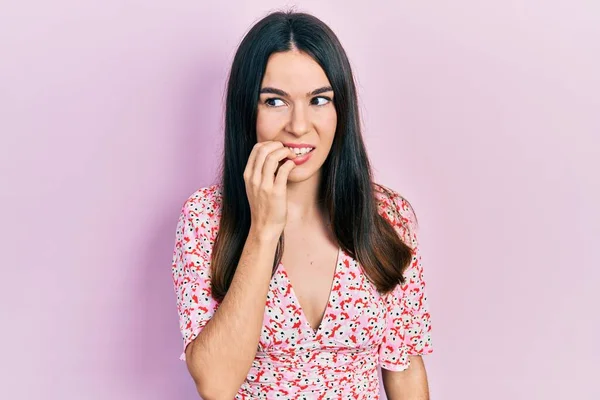 Jonge Brunette Vrouw Draagt Zomerjurk Ziet Gestrest Nerveus Uit Met — Stockfoto