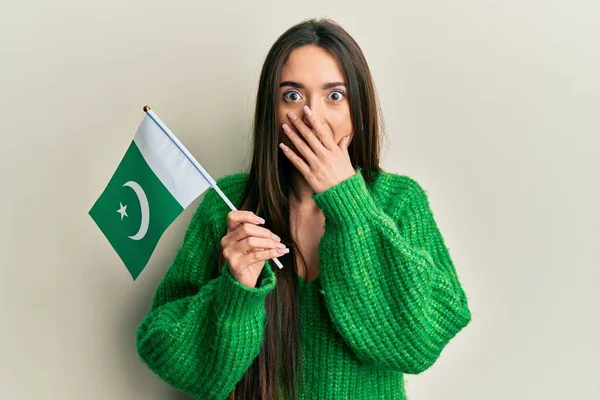 Jong Latijns Amerikaans Meisje Met Pakistan Vlag Die Mond Bedekt — Stockfoto