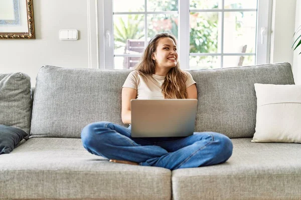 Schöne Junge Brünette Frau Sitzt Auf Dem Sofa Mit Computer — Stockfoto