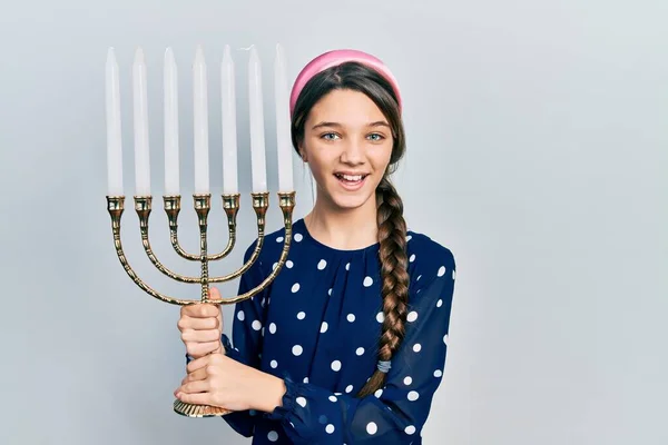 Jovem Morena Segurando Menorah Hanukkah Vela Judaica Celebrando Louco Espantado — Fotografia de Stock