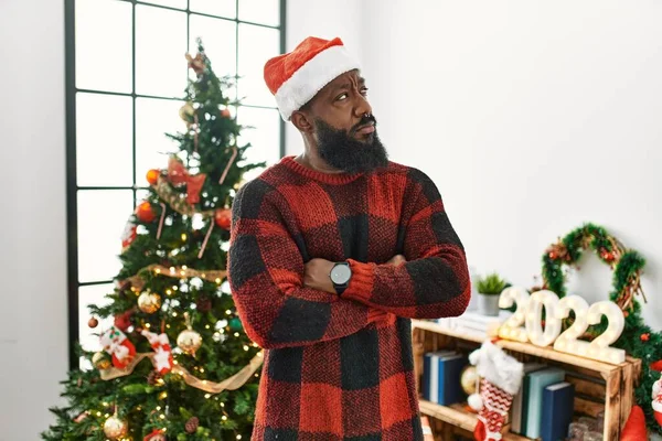 Africano Americano Vestindo Chapéu Papai Noel Junto Árvore Natal Olhando — Fotografia de Stock