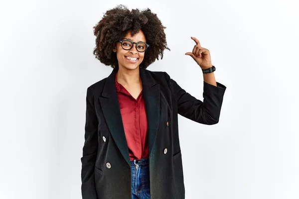Африканська Американка Волоссям Афро Діловій Куртці Окулярах Посміхається Впевнено Жестикулює — стокове фото