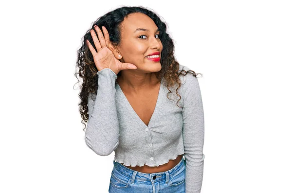 Mujer Hispana Joven Con Pelo Rizado Vistiendo Ropa Casual Sonriendo — Foto de Stock