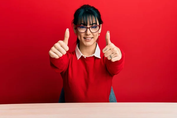 Mujer Morena Joven Con Flequillo Con Gafas Sentadas Mesa Aprobando — Foto de Stock