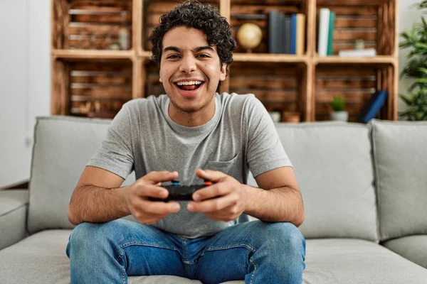 Ung Latinamerikan Man Spelar Spel Sitter Soffan Hemma — Stockfoto