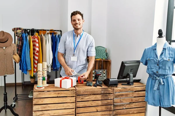 Jovem Lojista Hispânico Homem Sorrindo Feliz Trabalhando Loja Roupas — Fotografia de Stock