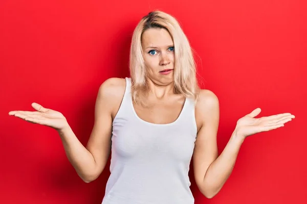 Schöne Kaukasische Blonde Frau Trägt Legeres Weißes Shirt Ahnungslos Und — Stockfoto