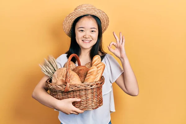 Jong Chinees Meisje Met Rieten Mand Met Brood Doet Teken — Stockfoto