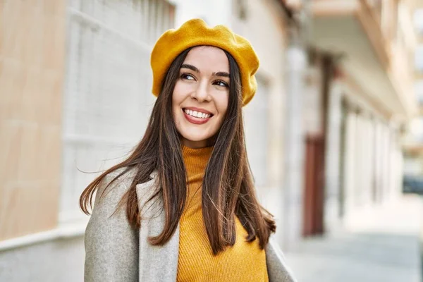 Jong Hispanic Meisje Glimlachen Gelukkig Staan Stad — Stockfoto