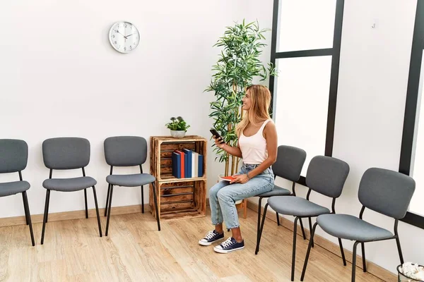 Jong Kaukasisch Meisje Glimlachen Gelukkig Met Behulp Van Smartphone Wachtkamer — Stockfoto