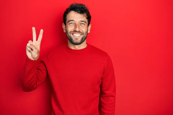 Schöner Mann Mit Bart Trägt Lässigen Roten Pullover Und Zeigt — Stockfoto