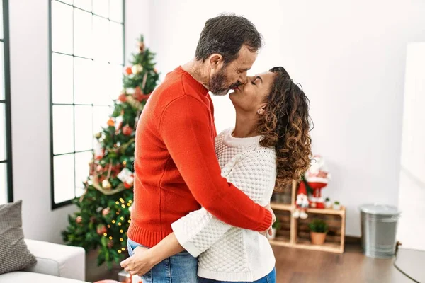 Középkorú Spanyol Pár Csók Ölelés Ünneplő Karácsony Otthon — Stock Fotó