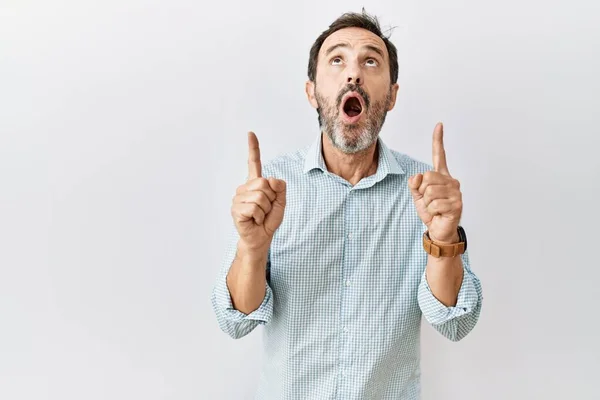 Uomo Ispanico Mezza Età Con Barba Piedi Sfondo Isolato Stupito — Foto Stock