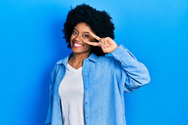 Joven Mujer Afroamericana Vistiendo Ropa Casual Haciendo Símbolo Paz Con —  Fotos de Stock