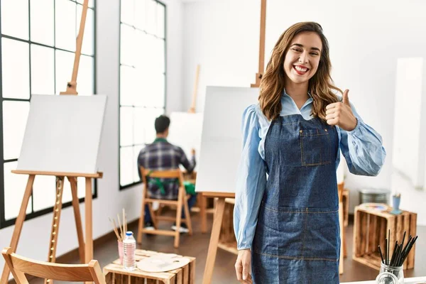 Joven Artista Mujer Estudio Arte Haciendo Pulgares Felices Gesto Hacia — Foto de Stock