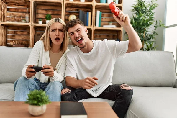 Young Caucasian Couple Screaming Playing Video Game Home — ストック写真