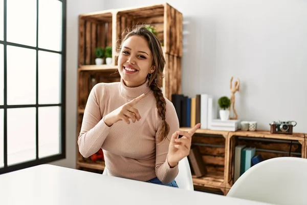 Jovem Hispânica Vestindo Roupas Casuais Sentada Mesa Casa Sorrindo Olhando — Fotografia de Stock