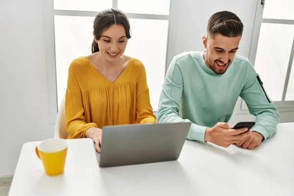 Joven Pareja Hispana Usando Laptop Smartphone Bebiendo Café Casa — Foto de Stock