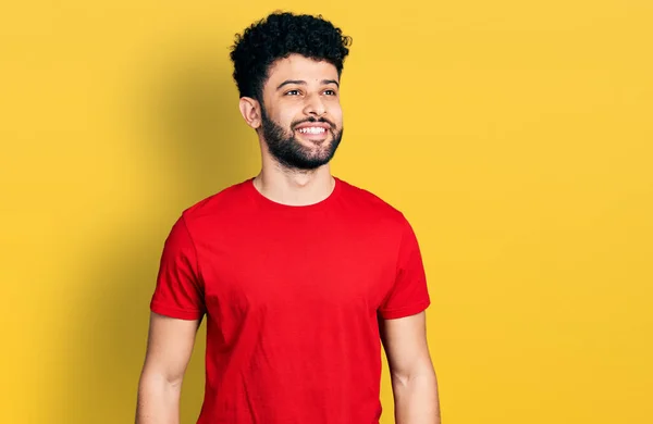 Homem Árabe Jovem Com Barba Vestindo Casual Camiseta Vermelha Olhando — Fotografia de Stock