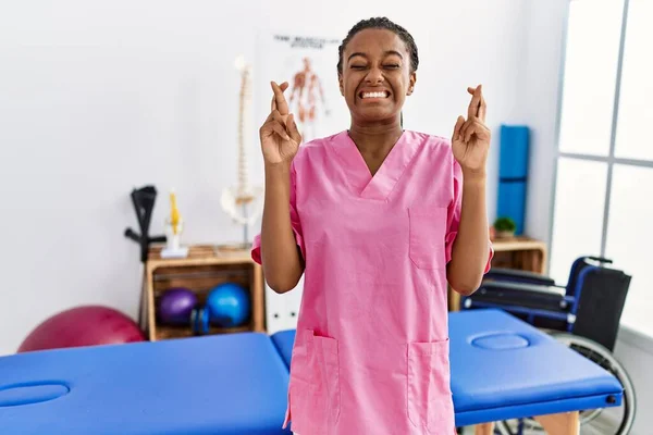 Junge Afrikanisch Amerikanische Frau Die Der Schmerzklinik Arbeitet Gestikuliert Mit — Stockfoto