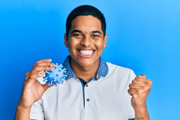 Jonge Knappe Latijns Amerikaanse Man Met Virus Speelgoed Schreeuwen Trots — Stockfoto
