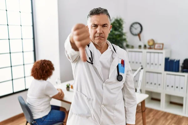 Médico Meia Idade Homem Clínica Com Paciente Olhando Infeliz Irritado — Fotografia de Stock