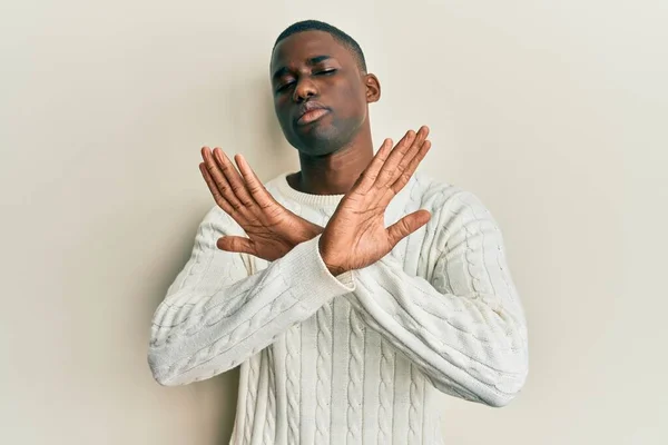 Joven Afroamericano Hombre Usando Casual Ropa Rechazo Expresión Cruzar Brazos —  Fotos de Stock