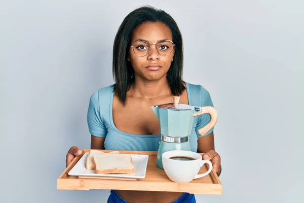 Młoda Afrykańska Dziewczyna Trzymająca Tacę Jedzeniem Śniadaniowym Przygnębiona Martwiąca Się — Zdjęcie stockowe