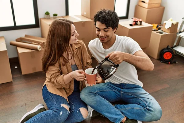 Junges Paar Lächelt Glücklich Beim Kaffeetrinken Neuen Zuhause — Stockfoto