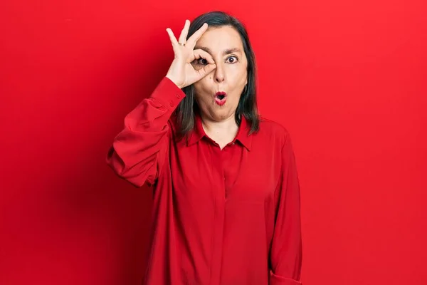 Mulher Hispânica Meia Idade Vestindo Roupas Casuais Fazendo Gesto Chocado — Fotografia de Stock