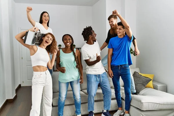 Gruppe Junger Freunde Lächelt Glücklich Und Tanzt Hause — Stockfoto