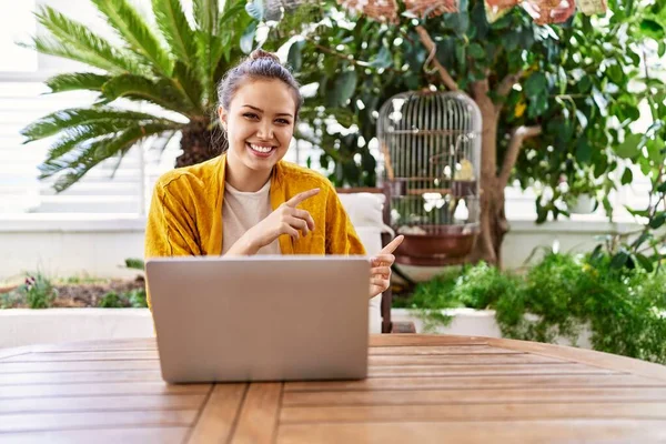 Hermosa Joven Morena Usando Laptop Sentada Terraza Casa Sonriendo Mirando — Foto de Stock