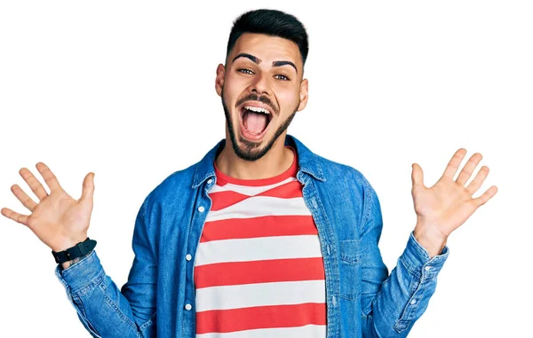 Junger Hispanischer Mann Mit Bart Lässiger Jeansjacke Feiert Verrückt Und — Stockfoto
