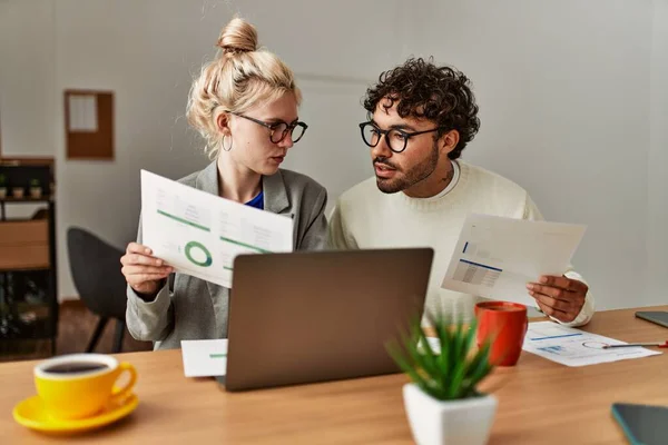 Dos Trabajadores Hispanos Concentraron Trabajando Oficina — Foto de Stock