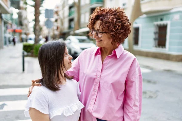 Reife Mutter Und Syndrom Tochter Lächeln Glücklich Und Freundlich Freien — Stockfoto