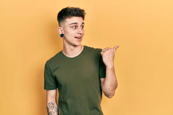 Giovane Ragazzo Caucasico Con Orecchie Dilatazione Indossa Casual Shirt Verde — Foto Stock