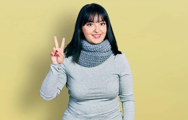 Jovem Hispânico Size Mulher Usando Cachecol Inverno Sorrindo Olhando Para — Fotografia de Stock