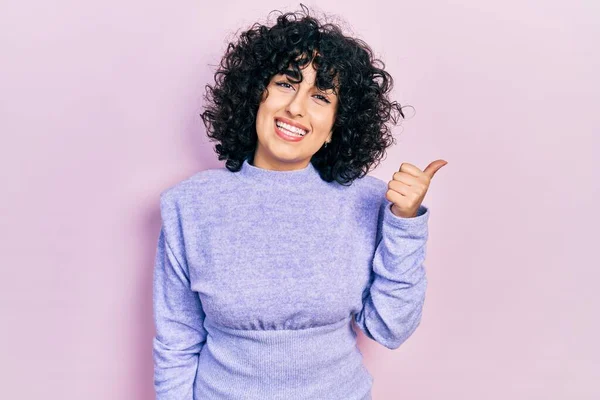 Joven Mujer Oriente Medio Vistiendo Ropa Casual Sonriendo Con Cara —  Fotos de Stock
