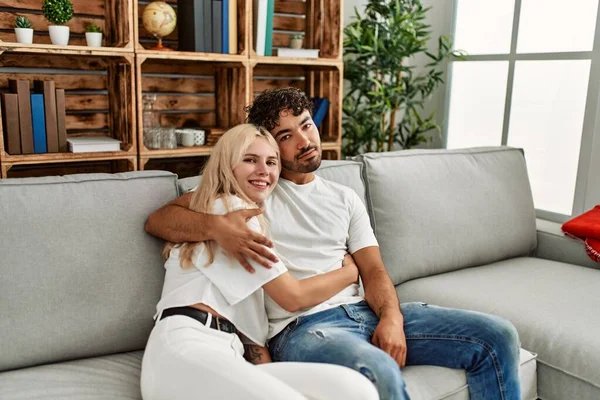 Jovem Casal Bonito Sentado Sofá Abraçando Casa — Fotografia de Stock